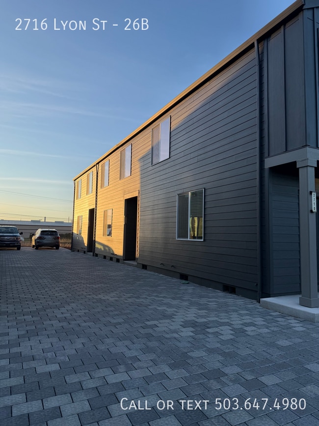 Building Photo - 2716 SE Lyon St