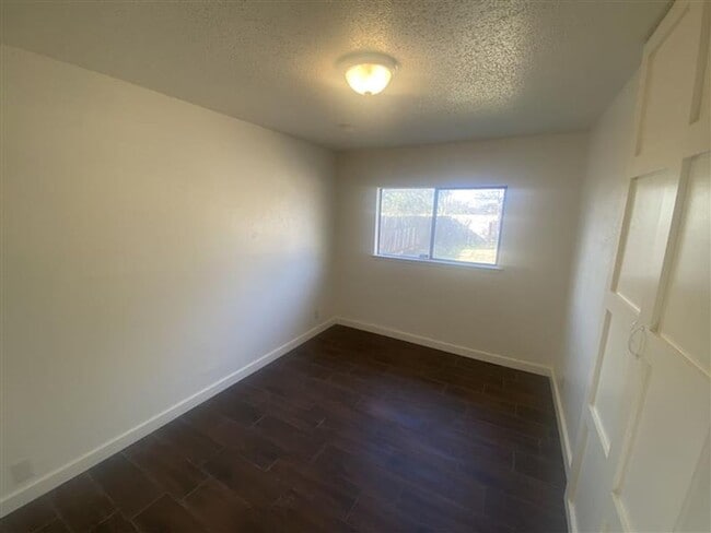 Building Photo - Spacious 3/2 duplex with a garage