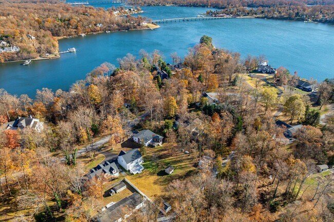 Building Photo - 2942 S Haven Dr