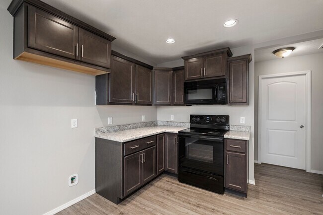 Building Photo - 4 Bedroom Home in Republic with fence!