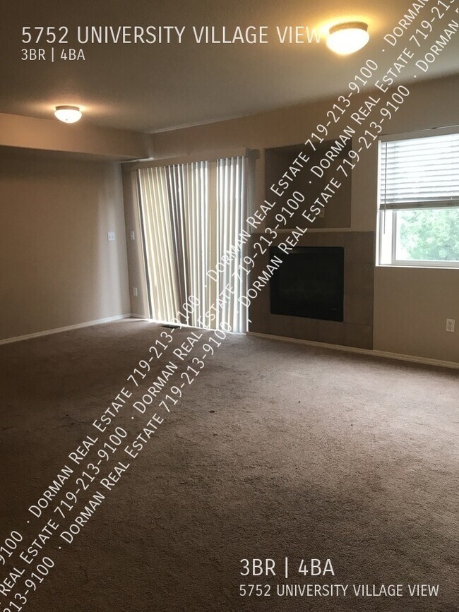 Building Photo - Townhome with garage