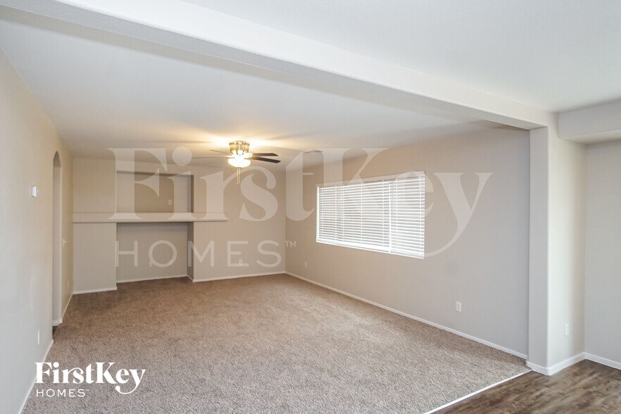 Building Photo - 985 Blue Lantern Dr