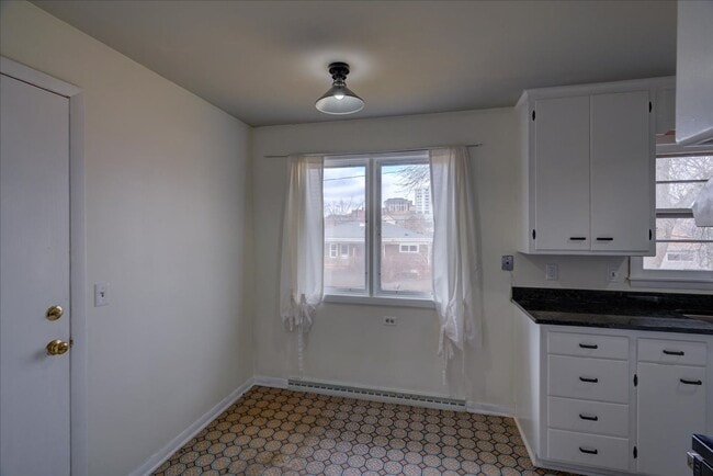 Building Photo - 714 N Meadow Ln