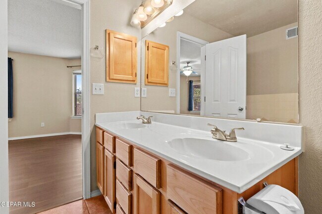 Building Photo - 10822 Elise St