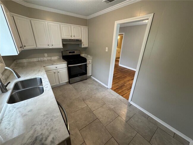 Building Photo - 900 Courtney St