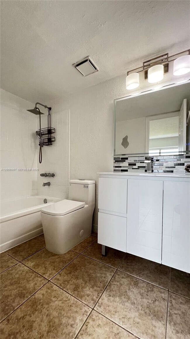 Building Photo - 984 W 40th St