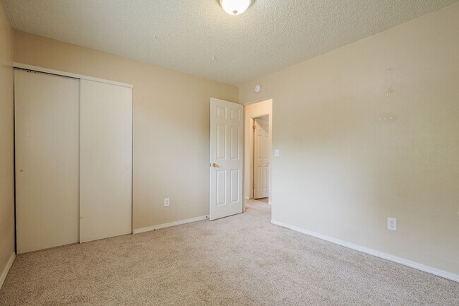 Building Photo - 553 Princess St