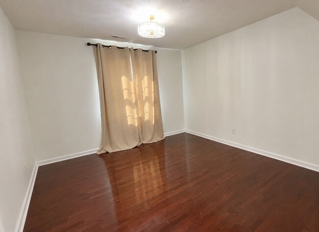 Building Photo - Spacious 4-Bedroom Cul-de-Sac Home with Fenced Yard!