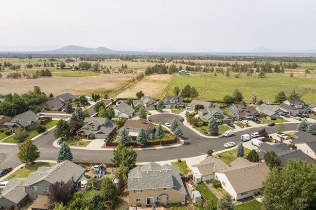 Building Photo - Gorgeous home at end of cul-de-sac with RV parking and views