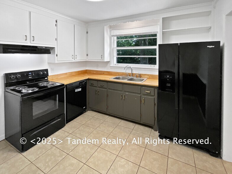 Building Photo - 2300 Cloverdale Rd