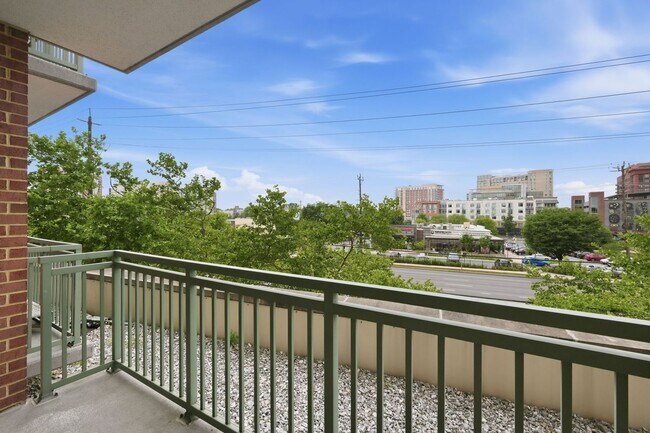 Building Photo - Bright & Renovated Condo with Pool, Gym & Parking!