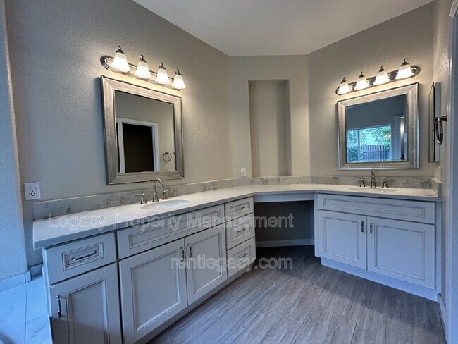 Building Photo - 523 Cascade Dr