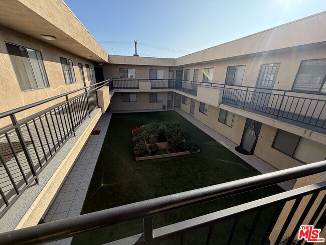 Building Photo - 326 S Manhattan Pl