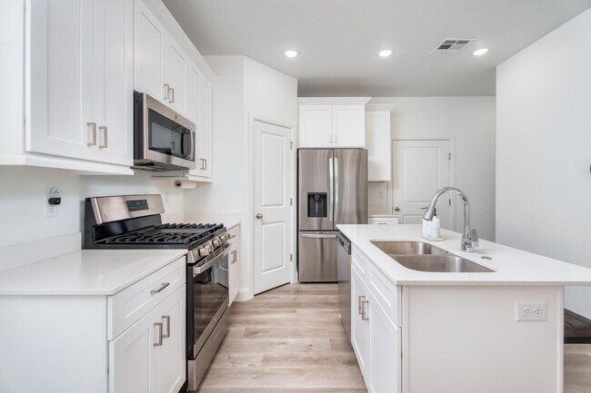 Kitchen - 484 W Greenstone Pl