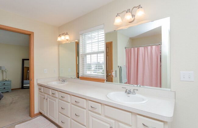 Building Photo - Large 4 bedroom with office space, Springf...