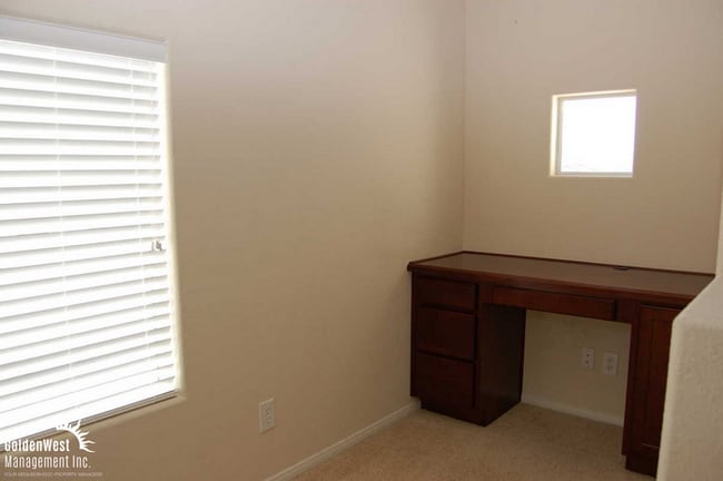 Building Photo - Gorgeous 2Bdm 2.5Ba Townhome with a Loft in Gated Community