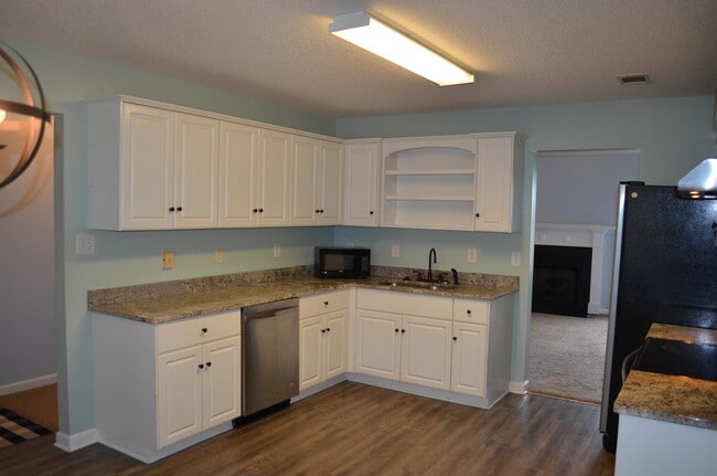 Building Photo - 638 Devon Rd