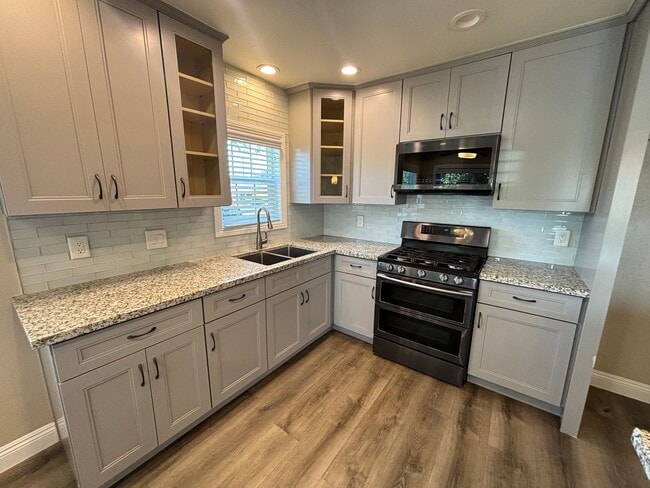 Building Photo - Spacious 2 Bedroom Home with 2 Bonus Rooms