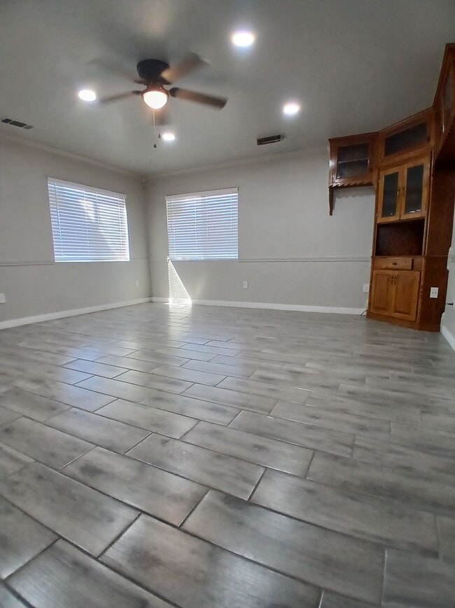 Building Photo - 141 N 5th St