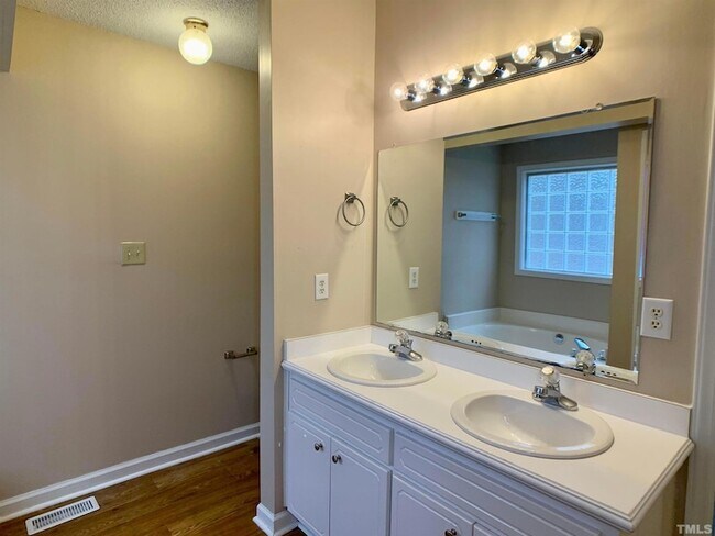 Building Photo - 516 Contessa Ct
