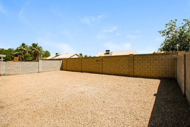 Building Photo - 5338 E Florian Ave