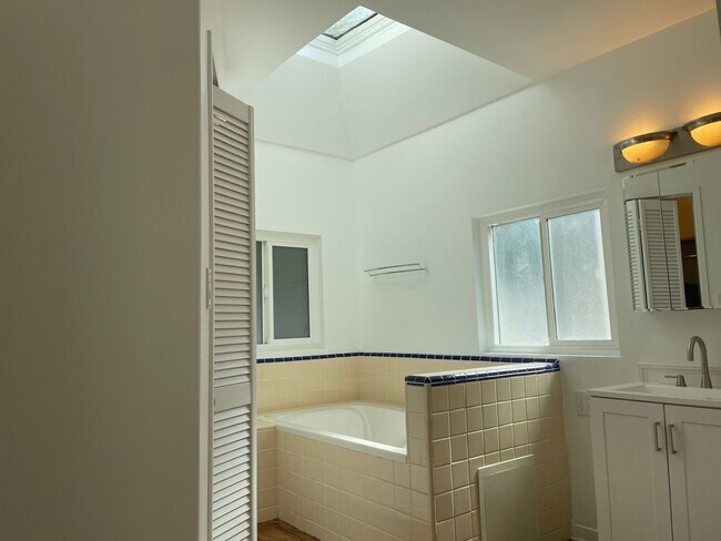 Building Photo - Private Single Family Home in Central Quie...