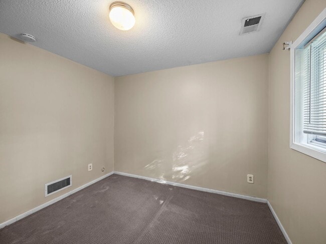 Building Photo - 3 Bedroom Golden Valley Home