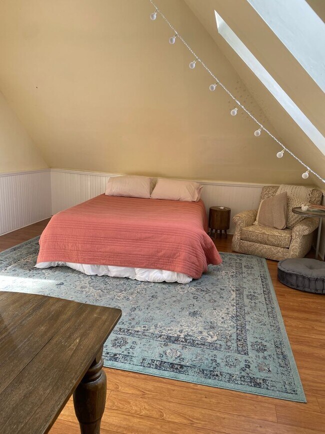 Building Photo - HYDE PARK SINGLE FAMILY HOME WITH OFF-STREET PARKING AND PATIO