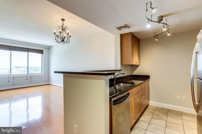 Building Photo - 1 bedroom 1 Bath - Highrise Luxury Living ...