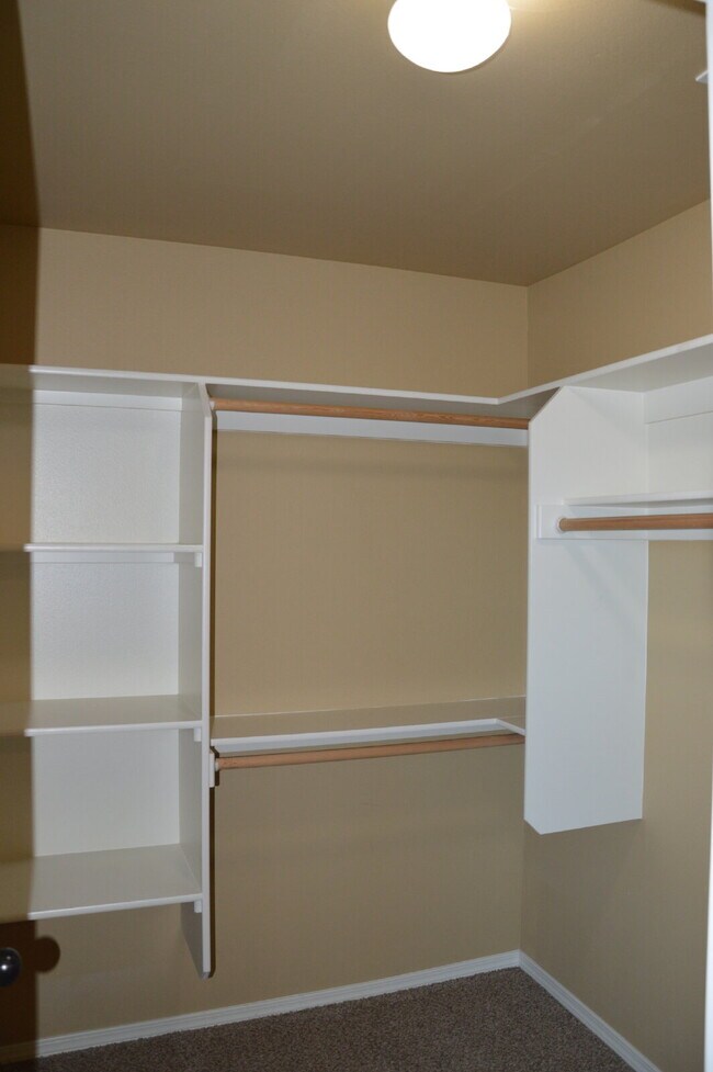 Building Photo - "Charming 3-Bed + Loft and 2 car garage Townhouse with Granite Elegance in Vancouver!"