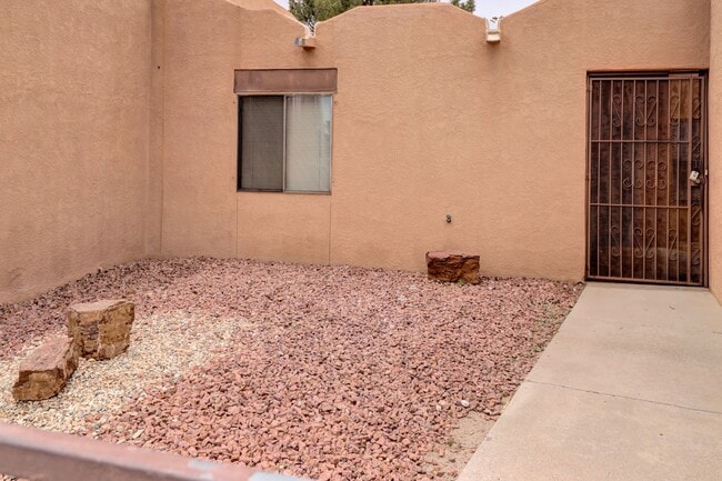 Building Photo - 3109 Las Placitas Rd