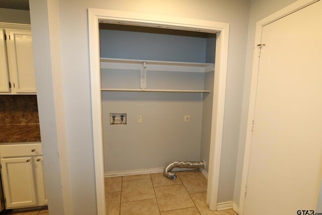 Building Photo - 963 Creekside Drive