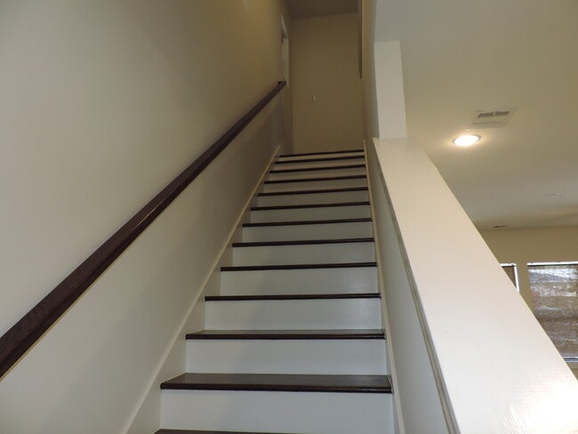 Building Photo - 425 E Mistletoe