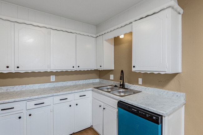 Building Photo - 4804 NW Hoover Ave