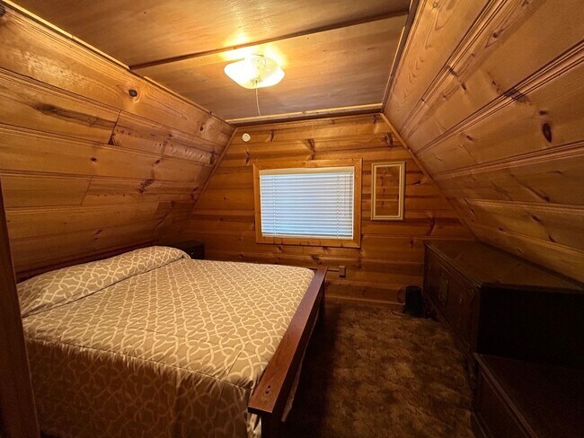 Building Photo - Great Neighborhood Near the Lake and Stateline Area - Long Term Rental