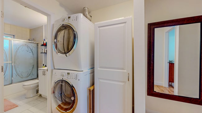 Building Photo - Beautiful 2 Bedroom Multi Level Condo