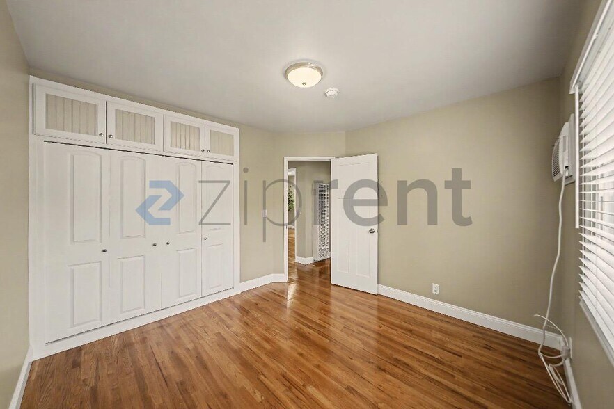 Building Photo - Unit