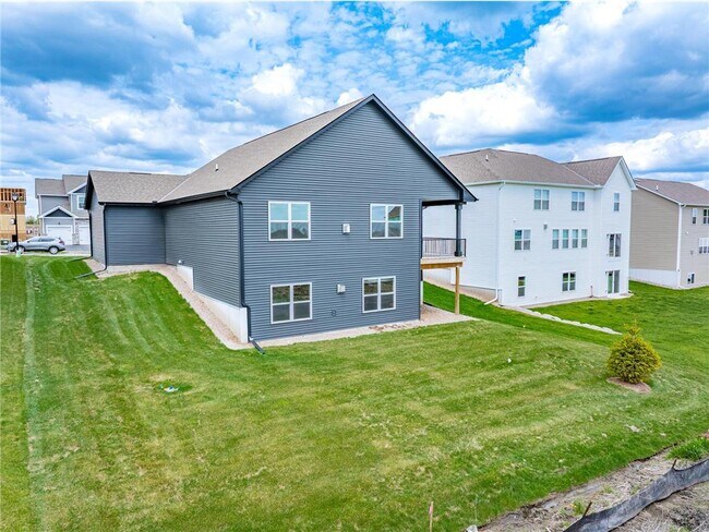 Building Photo - 717 Winterberry Ln
