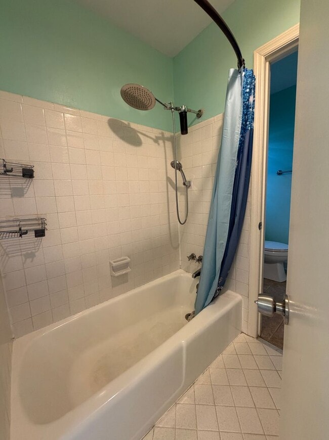 Building Photo - End unit townhouse in South Park