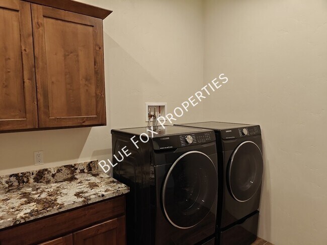 Building Photo - 13037 N Red Quail Pl