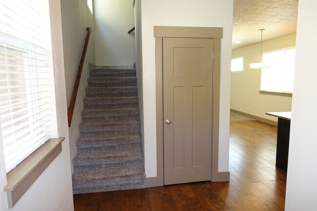 Building Photo - Beautiful Central Bench Home