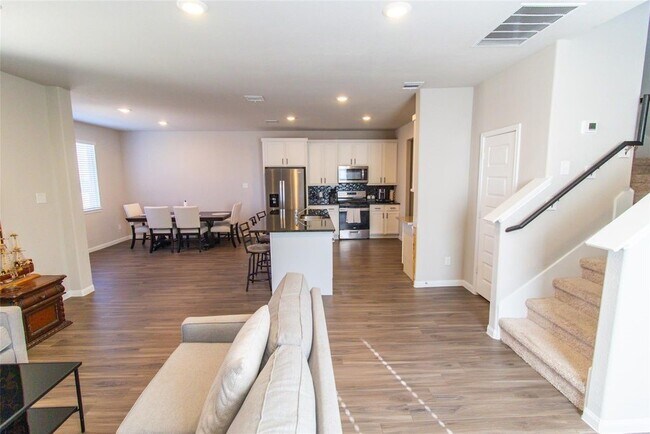 Building Photo - 2221 Middle Rdg Dr