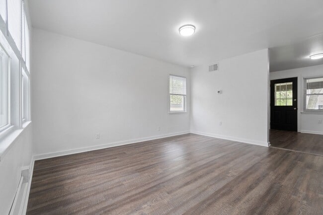 Building Photo - 66 Midland Heights Cir