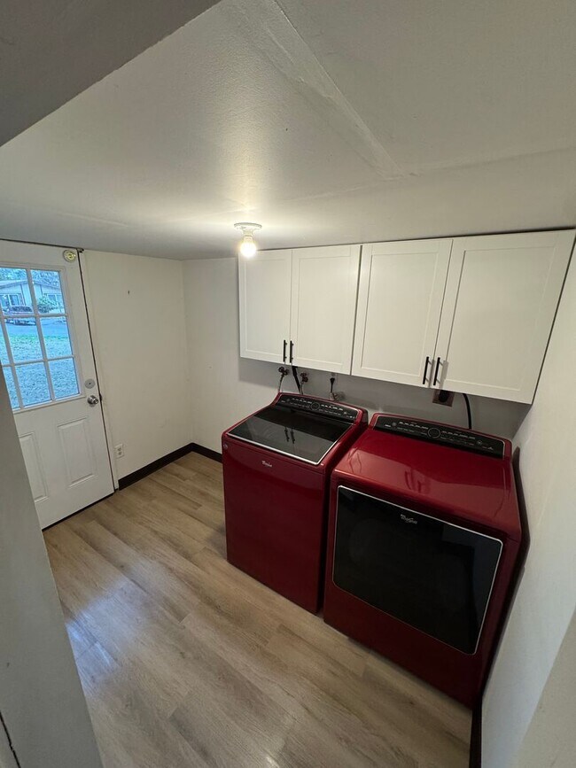 Building Photo - Dawn Ln Properties