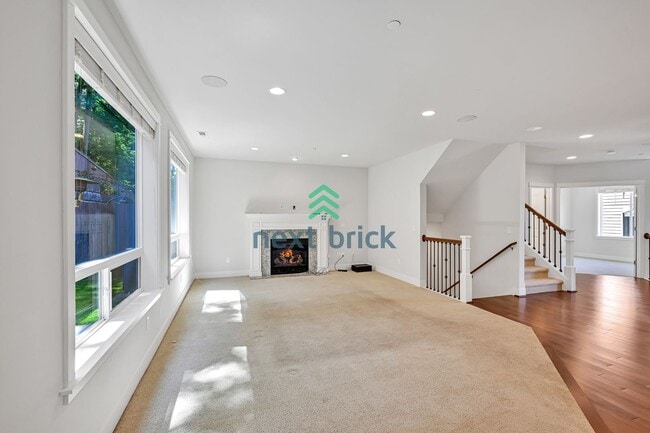 Building Photo - A spacious 4-bedroom+ 2 dens +Bonus Room a...