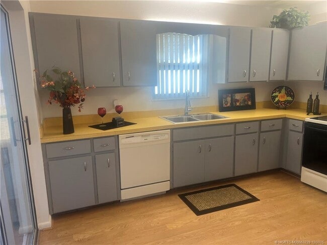 Building Photo - 1467 SE Andrews St