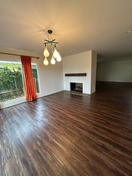 Building Photo - 1493 Crestline Dr