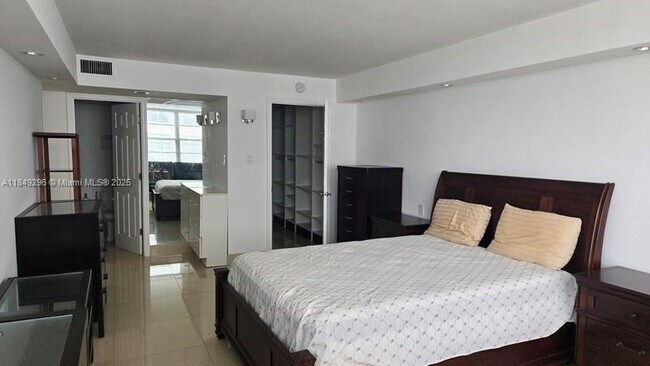 Building Photo - 18051 Biscayne Blvd