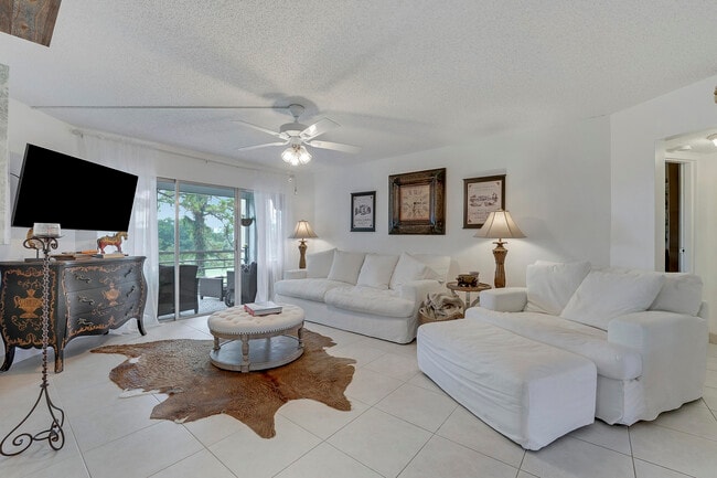 Primary Photo - 3755 Via Poinciana