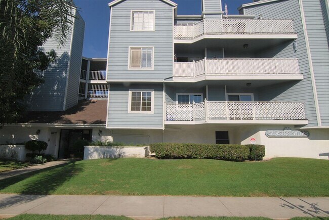 Building Photo - 955 E 3rd St